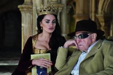 Penélope Cruz as Queen Isabella of Castile with John Scott (Clive Revill): "He is not John Ford but he is inspired by him."